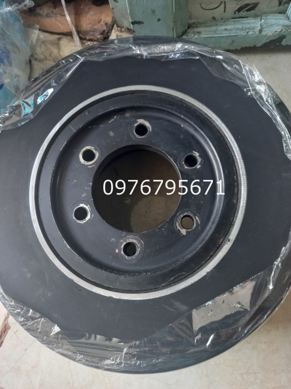 Xe nâng KOMATSU FR15 Bánh xe cao su 330x145 có mâm