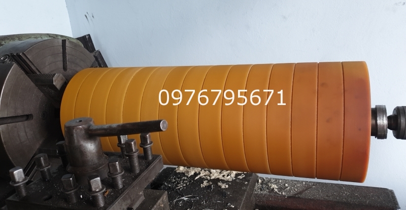 Gia c&ocirc;ng Bọc Trục Pu Con lăn th&eacute;p Pu V&agrave;ng