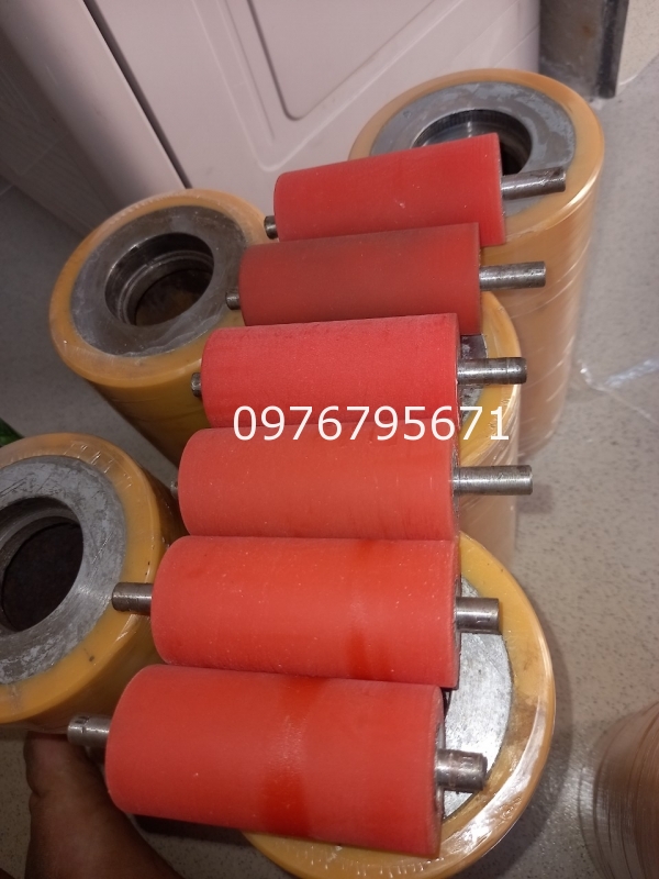 Gia C&ocirc;ng Bọc Con Lăn Trục Pu Th&eacute;p