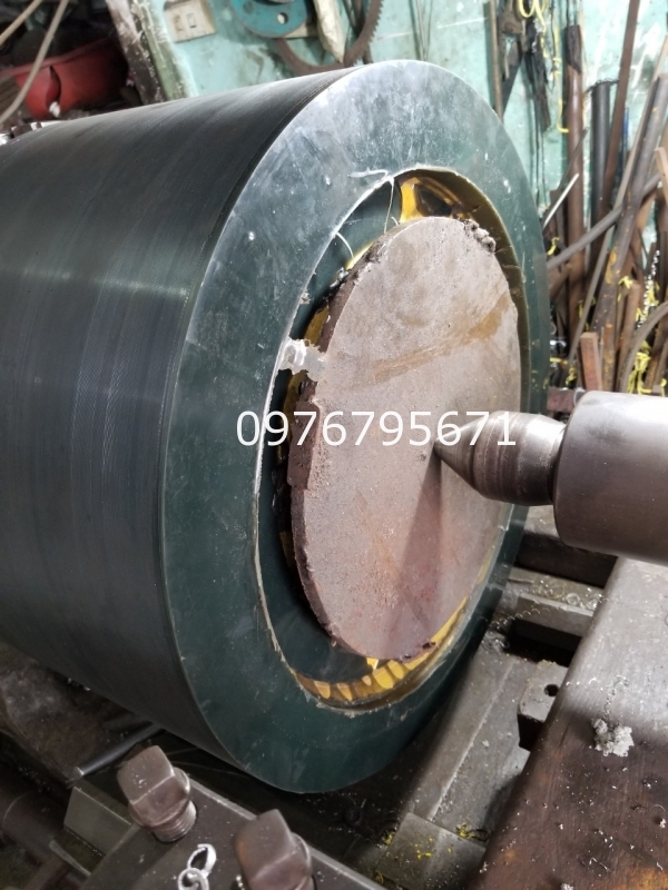 Gia c&ocirc;ng Bọc Trục Cao Su PU con lăn Th&eacute;p