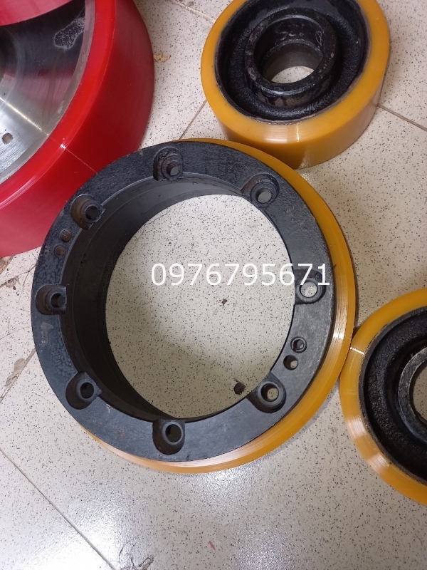 Nhân bọc đắp bánh xe nâng điện cũ 210x83-125x55
