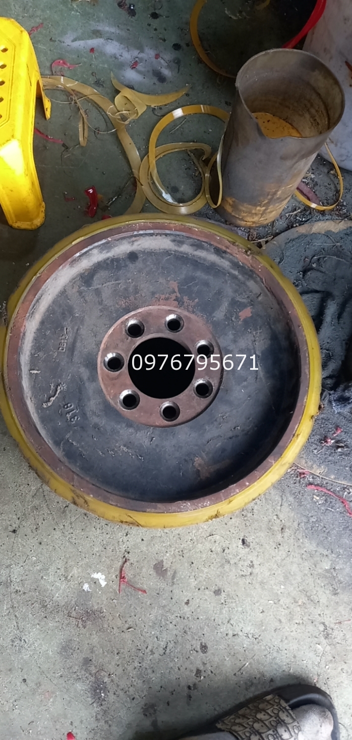 Nhân đắp bọc banh xe nâng BT TOYOTA KOMATSU