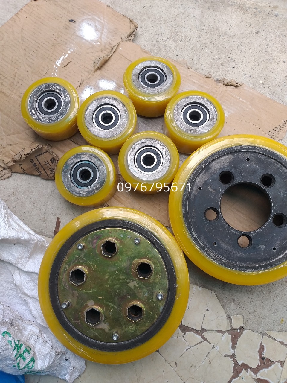 Xe nâng Điện HELI Nhân thay lắp đánh bánh xe heli