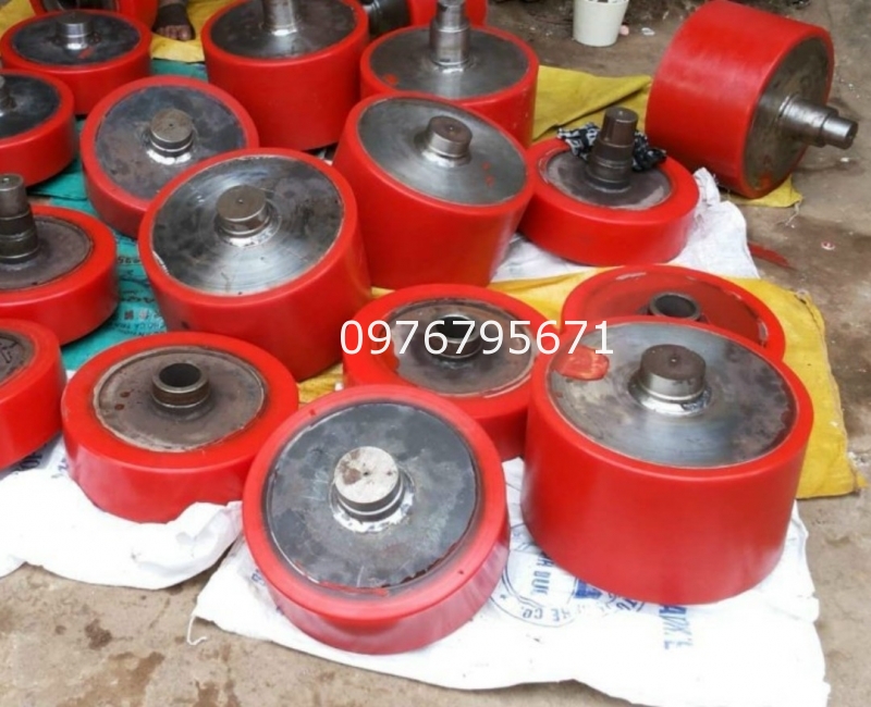 Gia công con lăn Pu đỏ theo yêu câu Phi 250x100mm