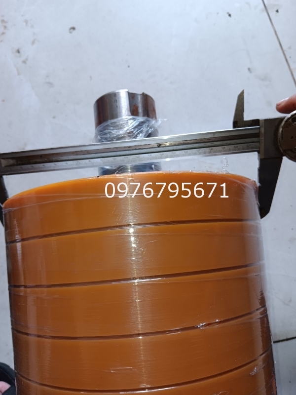 Nhân gia công con lăn pu cốt thép phi 220 xẻ rãnh