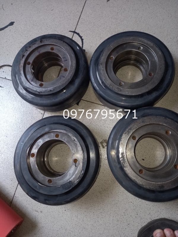 Xe nâng KOMATSU FB15RL 15 bánh cân bằng cao su 178x73x72