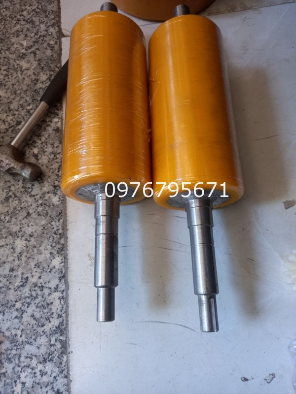 Gia công trục PU vàng con lắn cốt thép phi 200mm