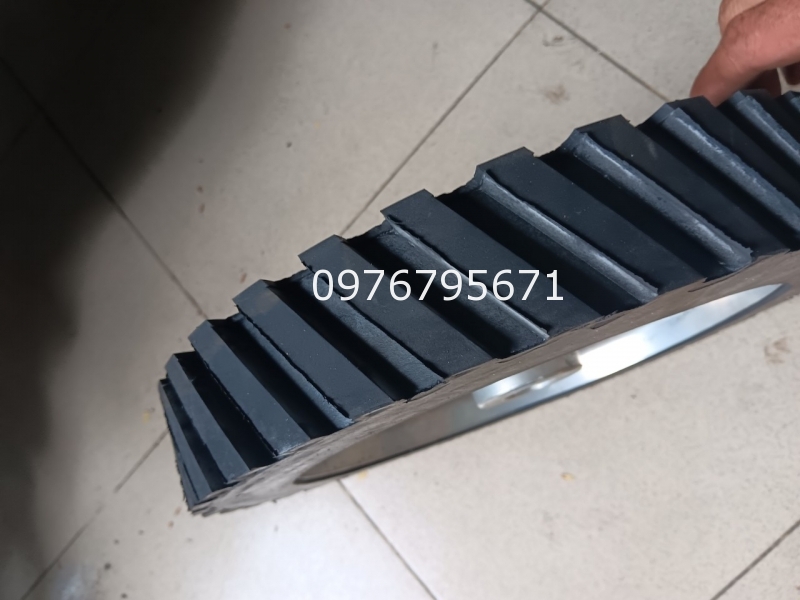 Gia công con lăn cao su xẻ gỗ phi 320mm