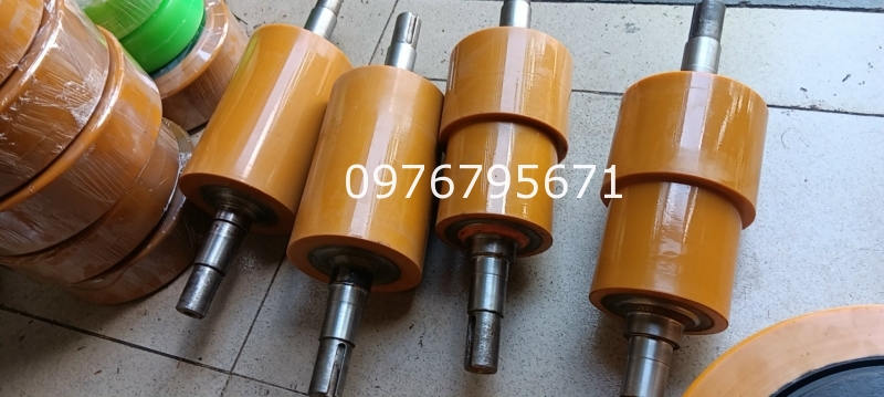 Gia công con lăn PU 130 dài 200mm cốt thép chiu tải