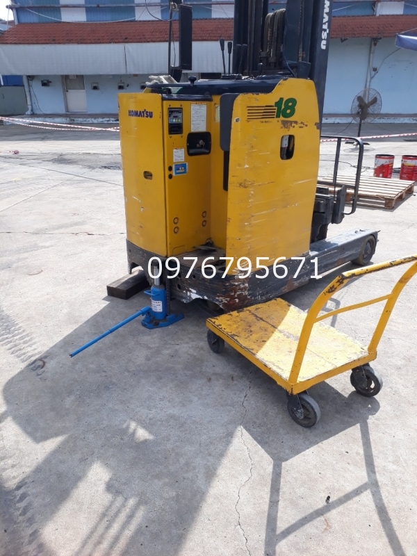 Xe nâng KOMATSU cách thay bánh xe nâng 178x73