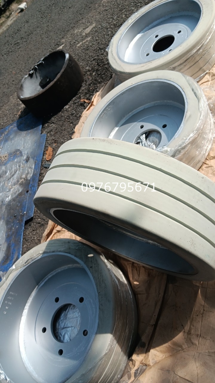 Gia công bánh xe nâng nâng người Bánh lái cao su phi 370x120mm