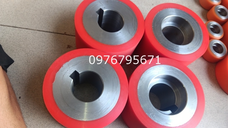 gia công con lăn PU đỏ 140x100 có cốt phi 50m