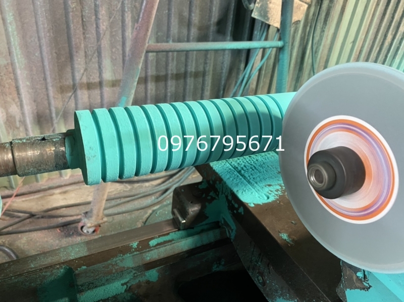 Mài trục con lăn Cao su Rãnh