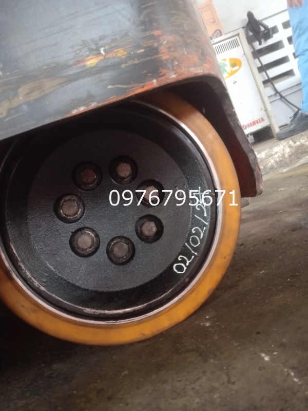 Thu mua mâm Raymon thay bánh lái PU cho xe nâng điện raymon 343x152mm