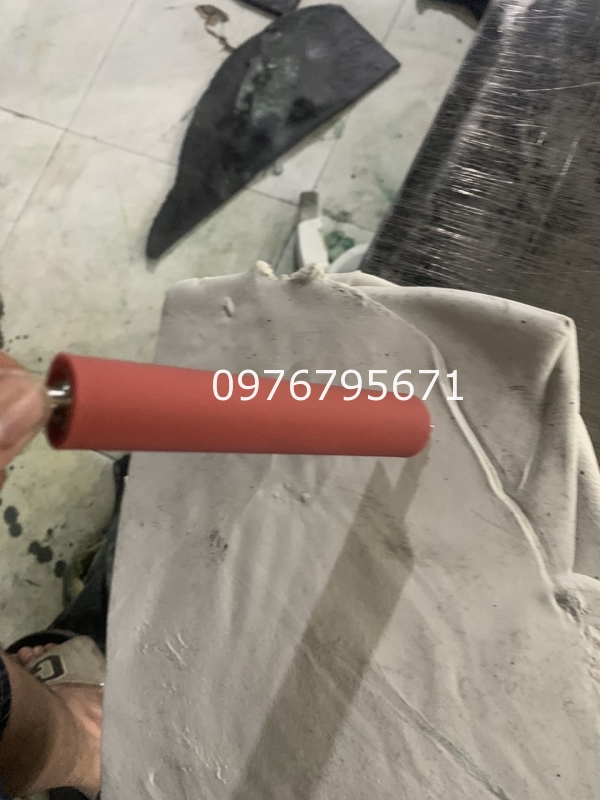 con lăn inox 304 boc silicon đỏ phi 30x140mm