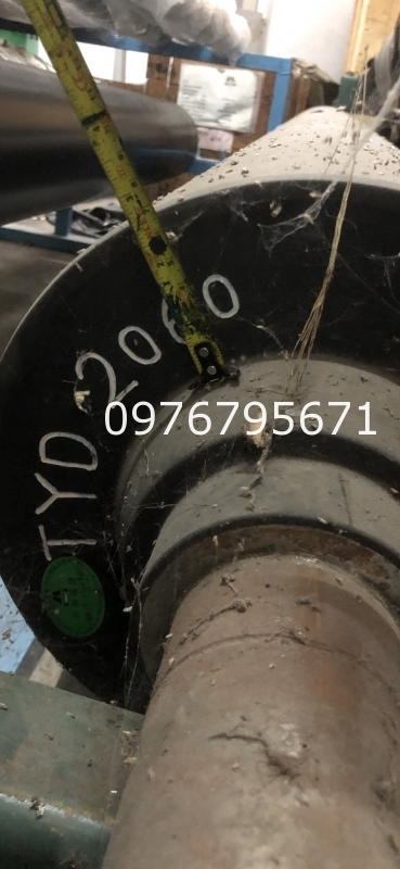 Gia công Bọc trục cao su đen phi 300 dài 2300mm co máy ép vải