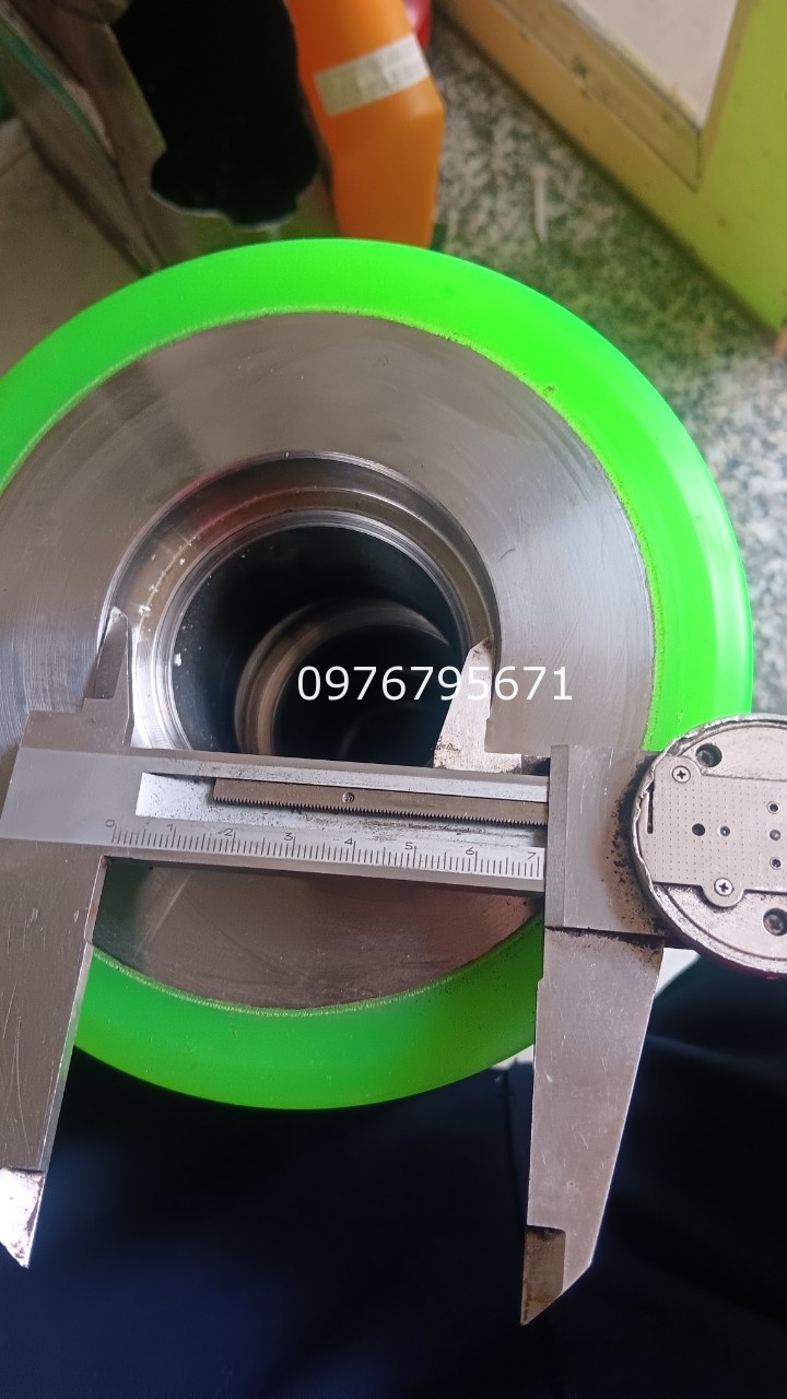 Xe nâng điện komatsu bánh xe cân bằng 180x75x62