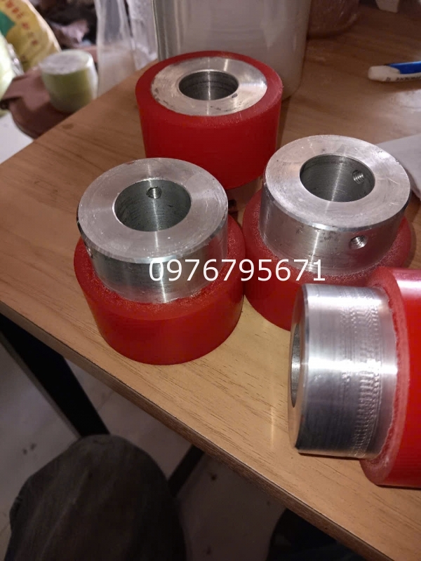 Gia công Con lăn Pu đỏ phi 70 cao 45mm cốt 30mm