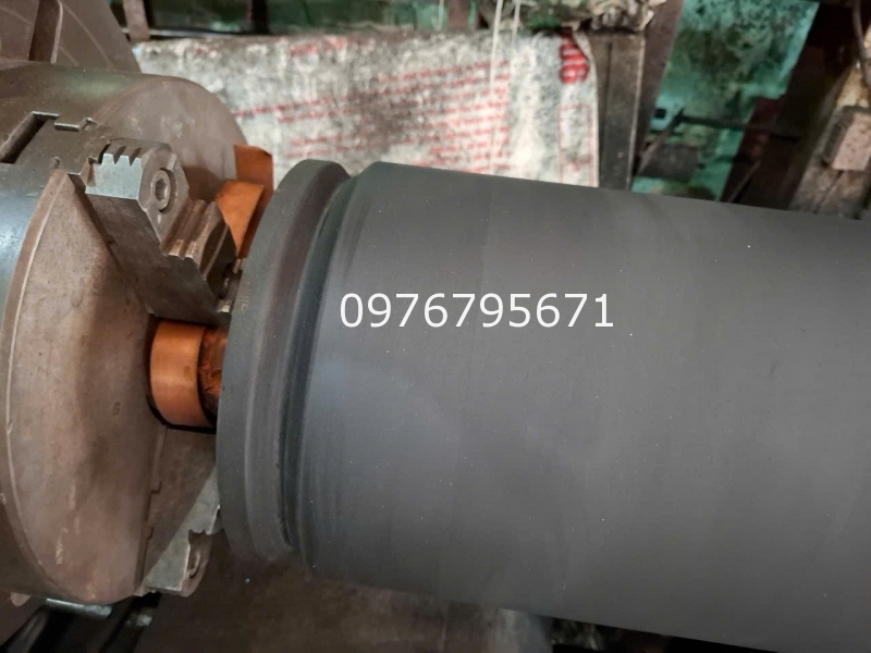 Gia công Cao su bọc Trục cao su máy vắt nước Trục  vải phi 230 dài 2300mm cao su đen 60 shore