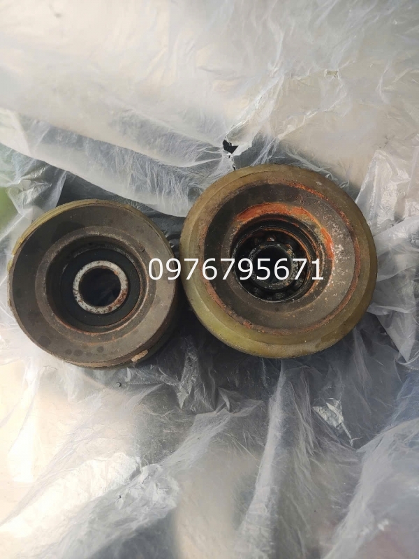 Xe nâng điện NICHIYU cty TRUNG ĐẠT chuyên mua bán bánh xe cũ 178x73 cao su PU