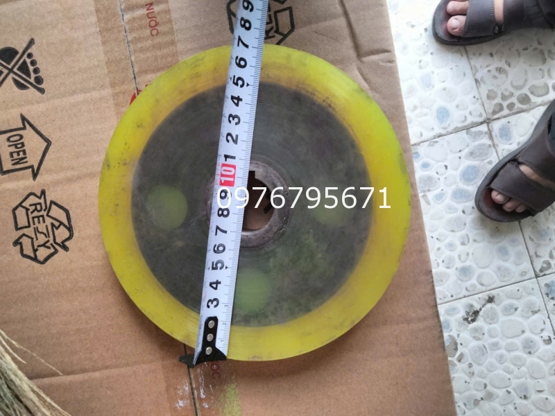 Bọc PU phi 175 sắt phi 135 cao 20mm pu vàng 90 shore