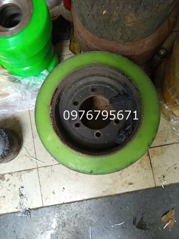 Xe nâng điên KoMATSU bánh lái Pu 360x180x220mm