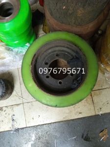 Xe nâng điên KoMATSU bánh lái Pu 360x180x220mm