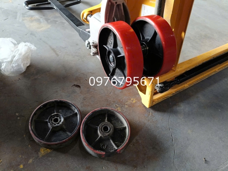 Xe nâng tay cơ NOBELIFT bánh xe pu gang 180x50 vong bi 6204