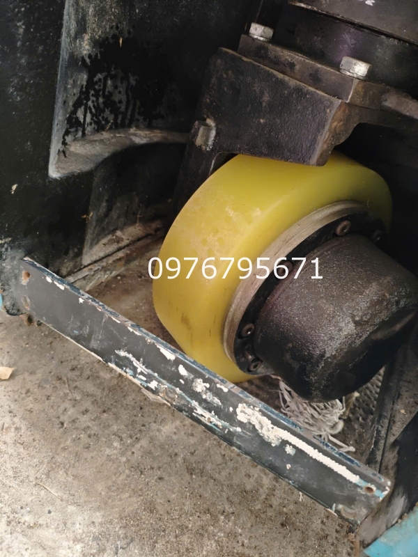 Xe nâng điên TOYOTA bánh xe pu phi 240x70mm