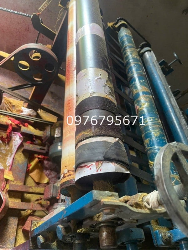 Cty TRUNG ĐẠT chuyên Gia công bọc con lăn CAO SU  kéo giấy phi 200x1600mm