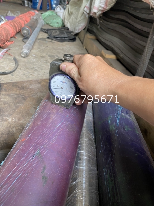 Gia c&ocirc;ng trục lấy keo pu phi 150mm